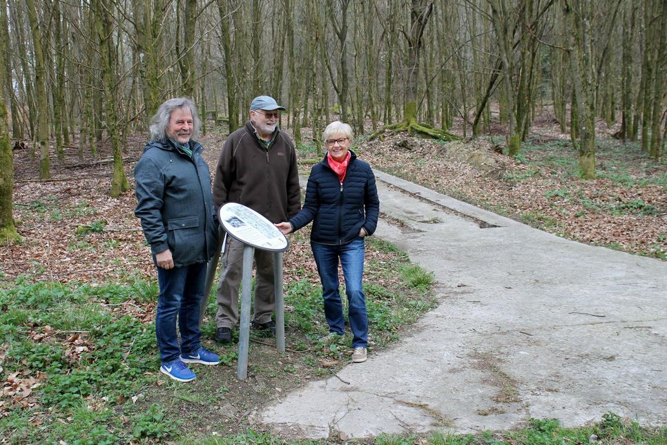 Von links: Die Hobby-Historiker Dietmar Grewenig und Wolfgang Gückelhorn sowie Roswitha Lescher vom Tourismus- und Gewerbeverein Lutzerather Höhe.