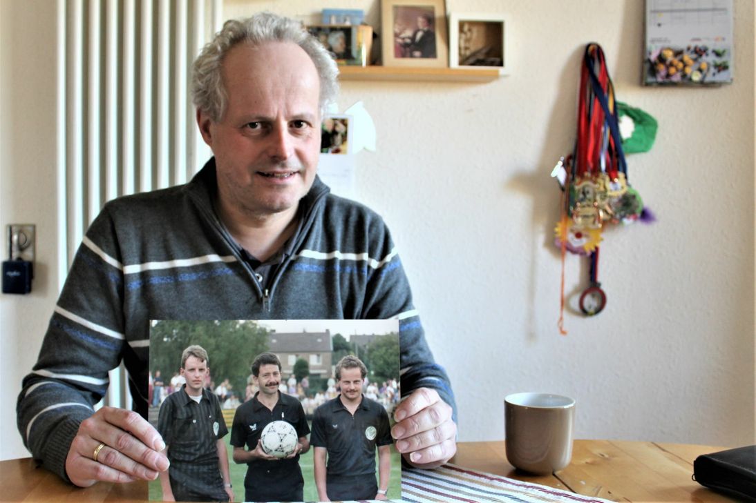 Schwärmt von schönen Zeiten: Lothar Peters. Das Foto aus 1992 zeigt ihn (r.) mit seinen Kollegen Michael Herpers und Peter Oprei (v.l.) bei einem Spiel der Brander Borussia. Foto: Günther Sander