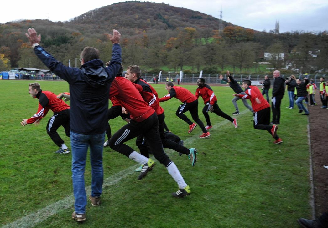 So bejubelten die Salmrohrer den 2:1-Sieg nach Verlängerung im Pokalwettbewerb der vergangenen Saison gegen Eintracht Trier. Foto: Archiv