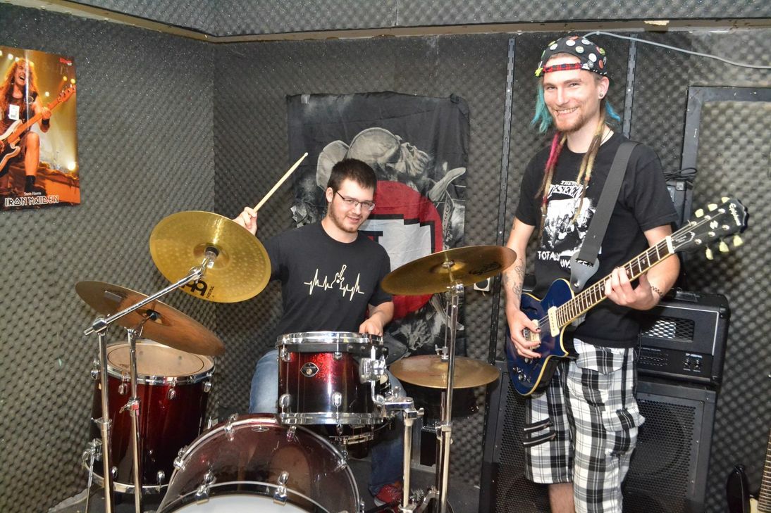 Gemeinsam gegen rechts: Lucas Müller (l.), der eigentlich bei »Escape Running« Gitarre spielt, und »Everlasting«-Frontmann Jannik »Briegel« Schöbe.Foto: Mager