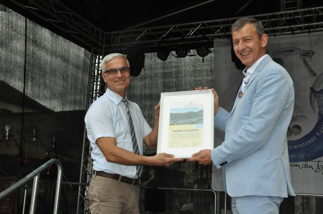 Norbert Müller vom DLR Mosel überreichte die Urkunde "Leuchtpunkt Koberner Schlossberg" an Ortsbürgermeister Michael Dötsch.