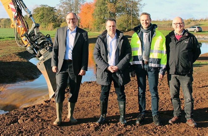 Umschluss des Veybachs mit (v.l.): Dr. Bernd Bucher (Vorstand Erftverband), Sacha Reichelt (Bürgermeister Euskirchen), Wolfgang Honecker (Technischer Beigeordneter, Stadt Euskirchen) und Helmut Müller (Bezirksregierung Köln). Foto: Erftverband