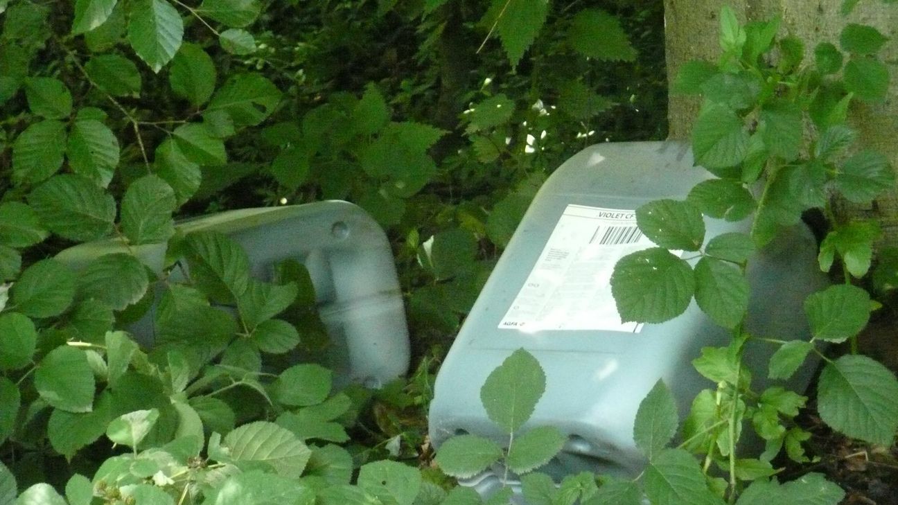 Der Ablageort der beiden Öl-Kanister.