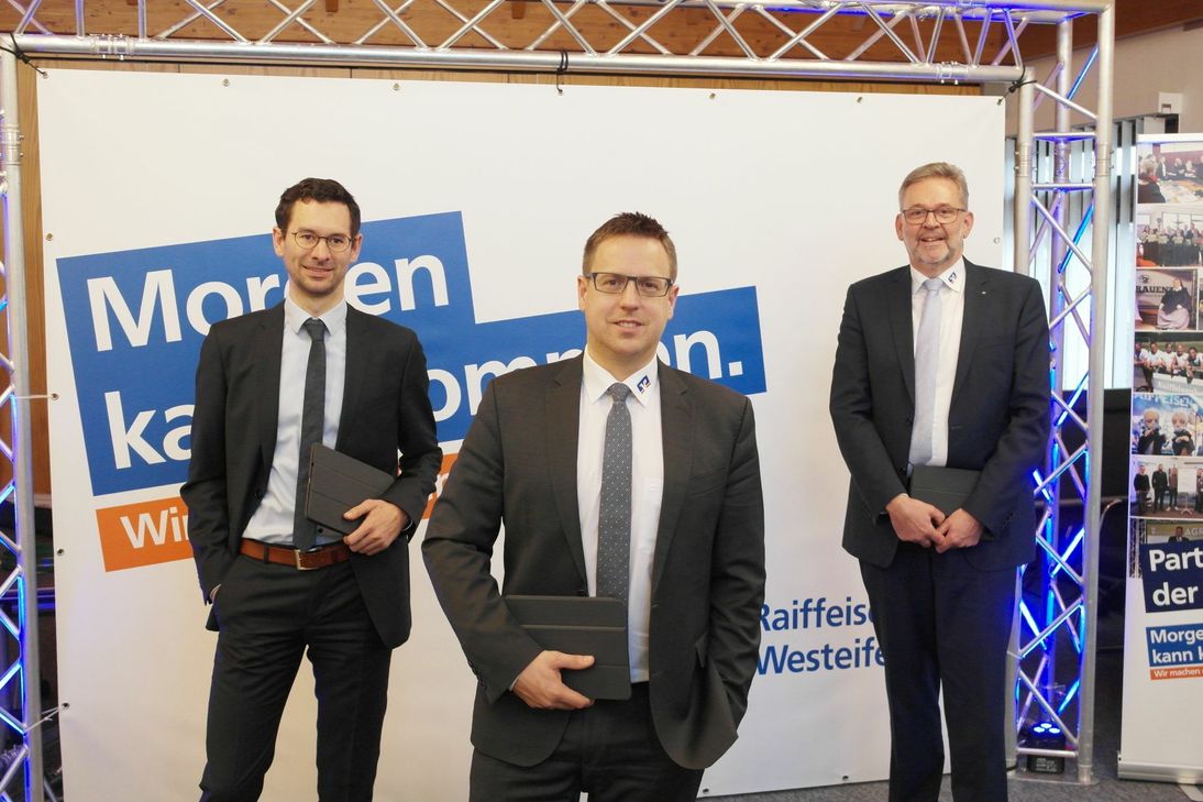 Verkünden gute Zahlen der Raiffeisenbank Westeifel: Vorstandsassistent Manfred Heinisch und die Vorstände Klaus Peters und Mark Kaffenberger (v.l.). Foto: D. Maiers