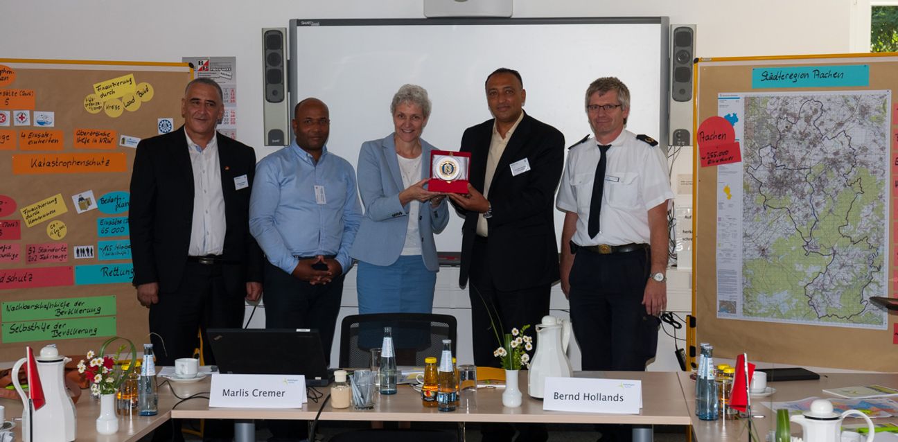 Besuch aus Tunesien (v.l.): Colonel Majeur Mohamet Ataknit (Direktor der nationalen Zivilschutzschule), Dolmetscher, Amtsleiterin Marlis Cremer, Colonel Majeur Kais Ben Naceur (Projektleiter) und Kreisbrandmeister Bernd Hollands in Simmerath. Foto: Ralf Hoffmann/StädteRegion Aachen