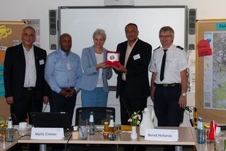 Besuch aus Tunesien (v.l.): Colonel Majeur Mohamet Ataknit (Direktor der nationalen Zivilschutzschule), Dolmetscher, Amtsleiterin Marlis Cremer, Colonel Majeur Kais Ben Naceur (Projektleiter) und Kreisbrandmeister Bernd Hollands in Simmerath. Foto: Ralf Hoffmann/StädteRegion Aachen