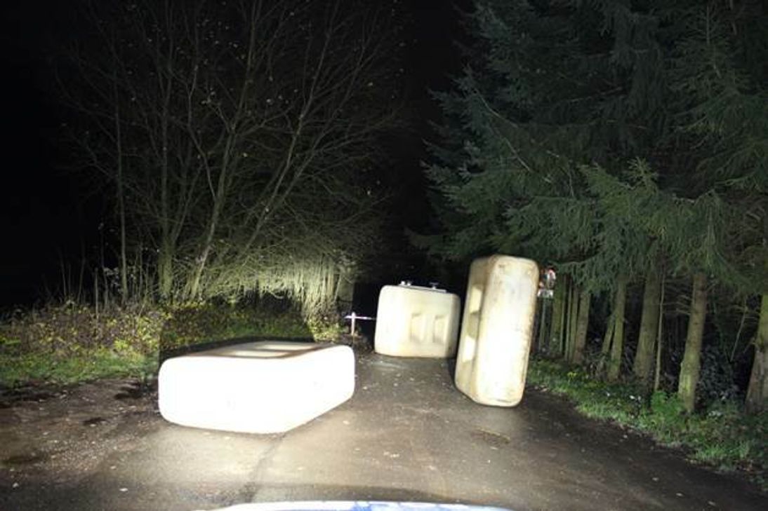 Diese Öltanks wurden illegal in Mayen entsorgt. Foto: Polizei