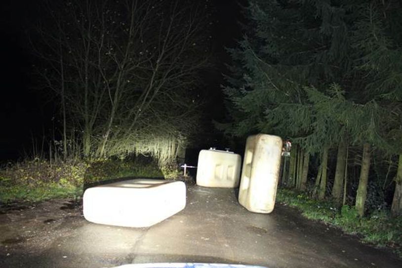 Diese Öltanks wurden illegal in Mayen entsorgt. Foto: Polizei