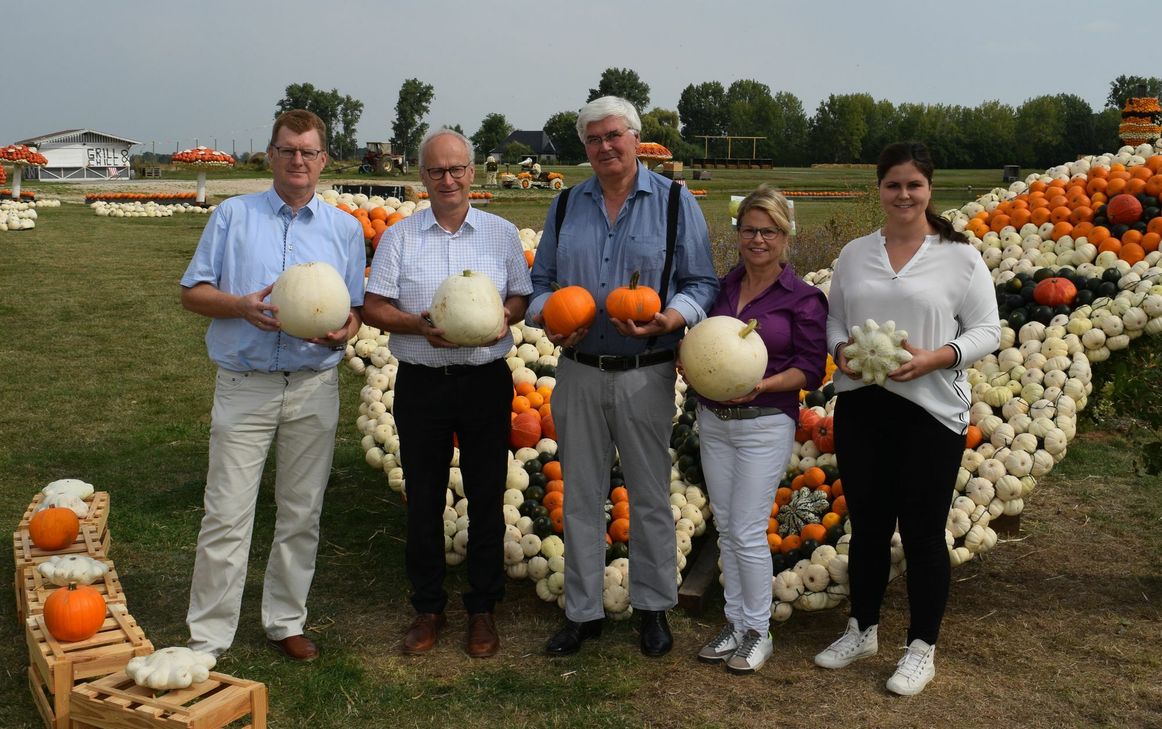 Machten schon vor der Eröffnung einen Rundgang durch die Kürbisschau (v.li.) Peter Dierichsweiler (Wirtschaftsförderung Stadt Mechernich), Dr. Hans-Peter Schick (Bürgermeister Stadt Mechernich), Theo, Danielle und Bibi Bieger (Krewelshof). Foto Scholl