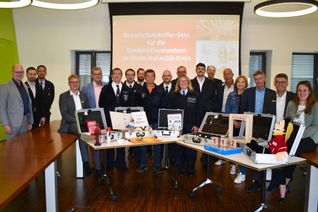 Die Übergabe der Brandschutzkoffersets an die Bambini-Feuerwehren fand in den Räumen der Kreissparkasse in Simmern statt.