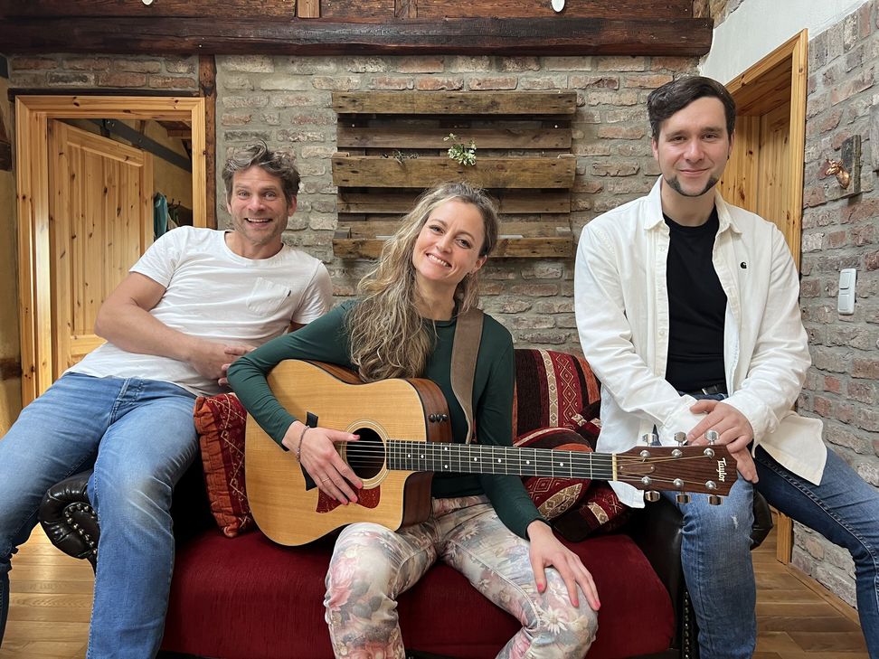 Musik mit Herz und viel Eifelcharme: Uwe Reetz, Jana Lindhorst und Kai Gehlen bringen beim Singer-Songwriter-Abend in Golbach ihre ganz eigenen Klangwelten auf die Bühne.