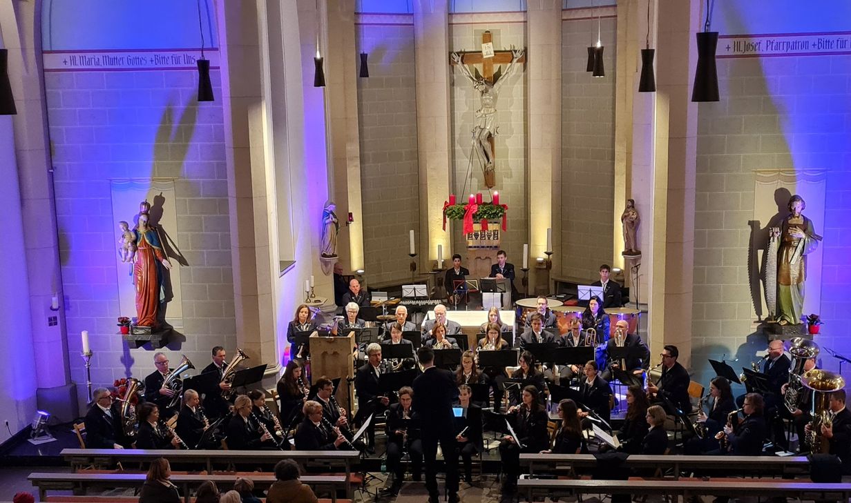 Die Volksmusikanten Vossenack laden am Samstag, 6. Dezember, um 17 Uhr zu ihrem Adventskonzert in die Pfarrkirche St. Josef in Vossenack ein. Geleitet wird das 45-köpfige Orchester von Maximilian Müller. Die »Volkis« haben ein abwechslungsreiches Programm aus konzertanten Stücken und bekannten weihnachtlichen Melodien zusammengestellt. Der Eintritt ist frei.