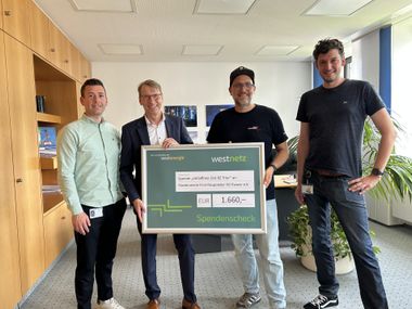 Gemeinsam bei der Übergabe des Spendenschecks (v. l.): Tobias Heinz (Westnetz), Jürgen Stoffel (Westnetz), Daniel Simon (First Responder VG Ruwer) und Fabian Stüber (Westnetz).