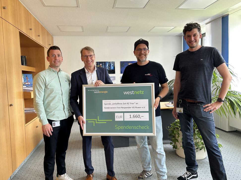 Gemeinsam bei der Übergabe des Spendenschecks (v. l.): Tobias Heinz (Westnetz), Jürgen Stoffel (Westnetz), Daniel Simon (First Responder VG Ruwer) und Fabian Stüber (Westnetz).