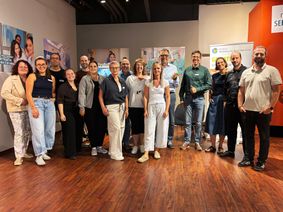Lebendig durch Aktionen und persönliche Beratung: Im Pop-up-Store finden laufend Aktionstage und Beratungsangebote der Klinik und ihrer Kooperationspartner statt – hier etwa durch das Team der Geriatrie in der vergangenen Woche.