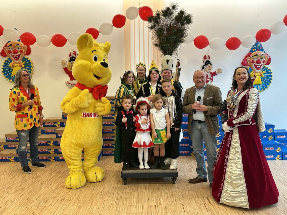 Gegen Kamelle aufgewogen wurde in diesem Jahr das Kinderdreigestirn vom Nierendorfer G Möhnenverein.