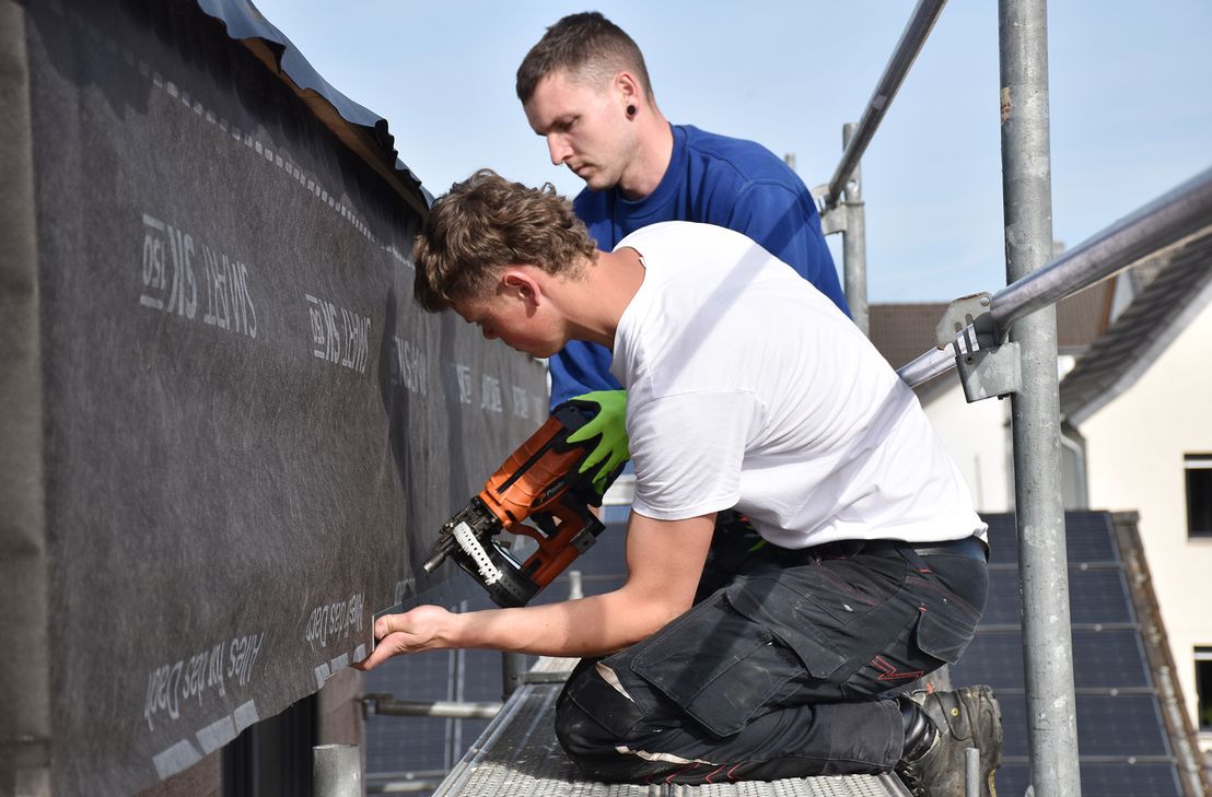 Die konjunkturelle Beurteilung der Bau- und Ausbauhandwerke hat sich zwar aufgrund der Zurückhaltung gerade im Neubaubereich verschlechtert, doch Renovierungen und Modernisierungen in Bestandsbauten sind nach wie vor gefragt - im Bild Dachdeckermeister Peter Dinkelbach (hinten), der jüngst seine Meisterprüfung bei der HwK Koblenz als Bester seines Faches bestand.