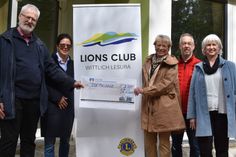 (v.l.): Dr. Peter Locher (Förderverein), Ulrike Brämer und Barbara C. Adt (Lions Club) Heinz Peter Schäfer (Förderverein), Cordula Bielemeier (Einrichtungsleiterin).