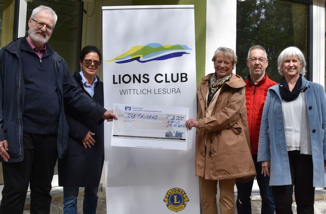 (v.l.): Dr. Peter Locher (Förderverein), Ulrike Brämer und Barbara C. Adt (Lions Club) Heinz Peter Schäfer (Förderverein), Cordula Bielemeier (Einrichtungsleiterin).