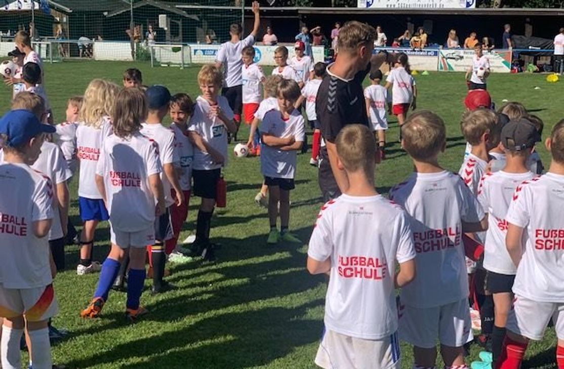Mit der Heinz-Flohe-Fussballschule des 1.FC Köln veranstaltet die SG Sportfreunde 69 Marmagen/Nettersheim nunmehr bereits zum vierten Mal ein Fußballcamp für Jungen und Mädchen im Alter von 6 bis14 Jahren.