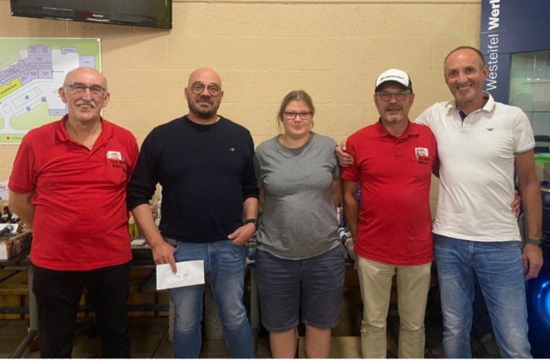 Die Siegerehrung - v.l.: Erwin Maiers (HBB), André Hillen (2. Platz), Ilse Maas (1. Platz), Ralph Leisch (3. Platz), Hermann Heinz (Teamleiter der Westeifel Werke)