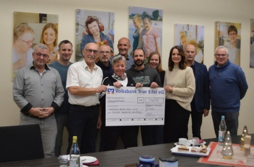 v.l.: Wolfgang Jüngels (Herz-Bube-Bitburg), Thomas Hargarten (HBB), Erwin Maiers (HBB), Ralph Leisch (HBB), Irene Arens (Westeifel Werke), HErmann Heinz (Westeifel Werke), Christian Rohler (WEW), Bea Kreutz (WEW), Ilona HArgarten (VoBa Trier Eifel eG), Matthias Hauer (HBB) und Stephan Willens (WEW) bei der Scheckübergabe in Wißmannsdorf