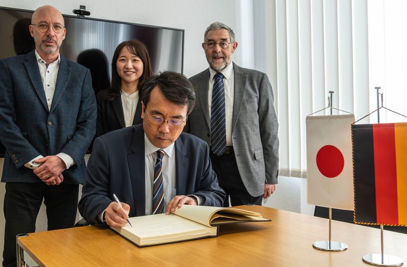 Der japanische Generalkonsul Takeshi Ito (vorne), hier beim Eintrag in das Goldene Buch der Stadt Boppard, und Vizekonsulin Maiko Okuno haben die Stadt Boppard besucht. Empfangen wurden sie vom Ersten Beigeordneten der Stadt Boppard, Helmut Zindorf (rechts), und vom Vorsitzenden des Freundeskreises Ome Boppard, Alfred Roos.