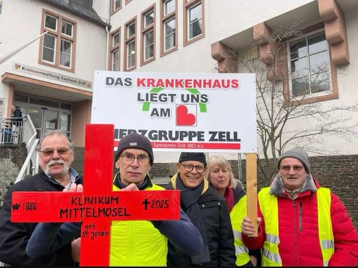Die Bürgerinitiative „Klinik Zell erhalten“ setzt sich mit Protestaktionen, Spendenkampagnen und Öffentlichkeitsarbeit für den Erhalt des Mittelmoselklinikums ein.