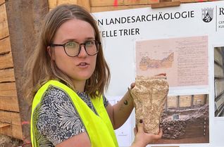 Grabungsleiterin Daria Reschke mit einem gefundenen Architektur-Fragment