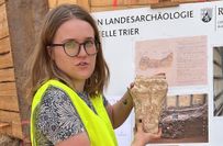 Grabungsleiterin Daria Reschke mit einem gefundenen Architektur-Fragment