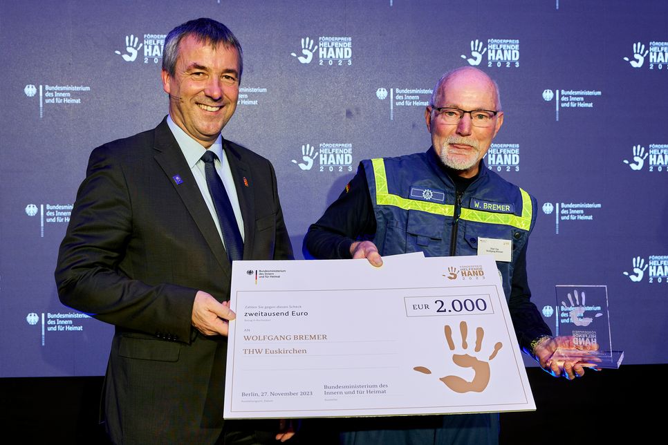 Johann Saathoff, Staatssekretär bei der Bundesministerin des Innern und für Heimat (li.) überreichte die mit 2.000 Euro dotierte Auszeichnung an Wolfgang Bremer vom THW Euskirchen (re.).