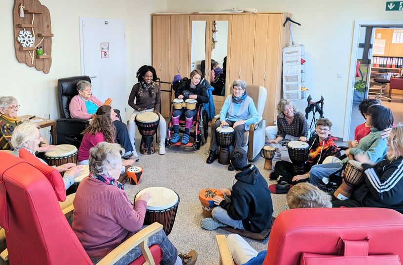 Schülerinnen und Schüler der Theodor-Heuss-Schule besuchen die Tagespflege des Mobilen Sozialen Dienstes in Kastellaun.