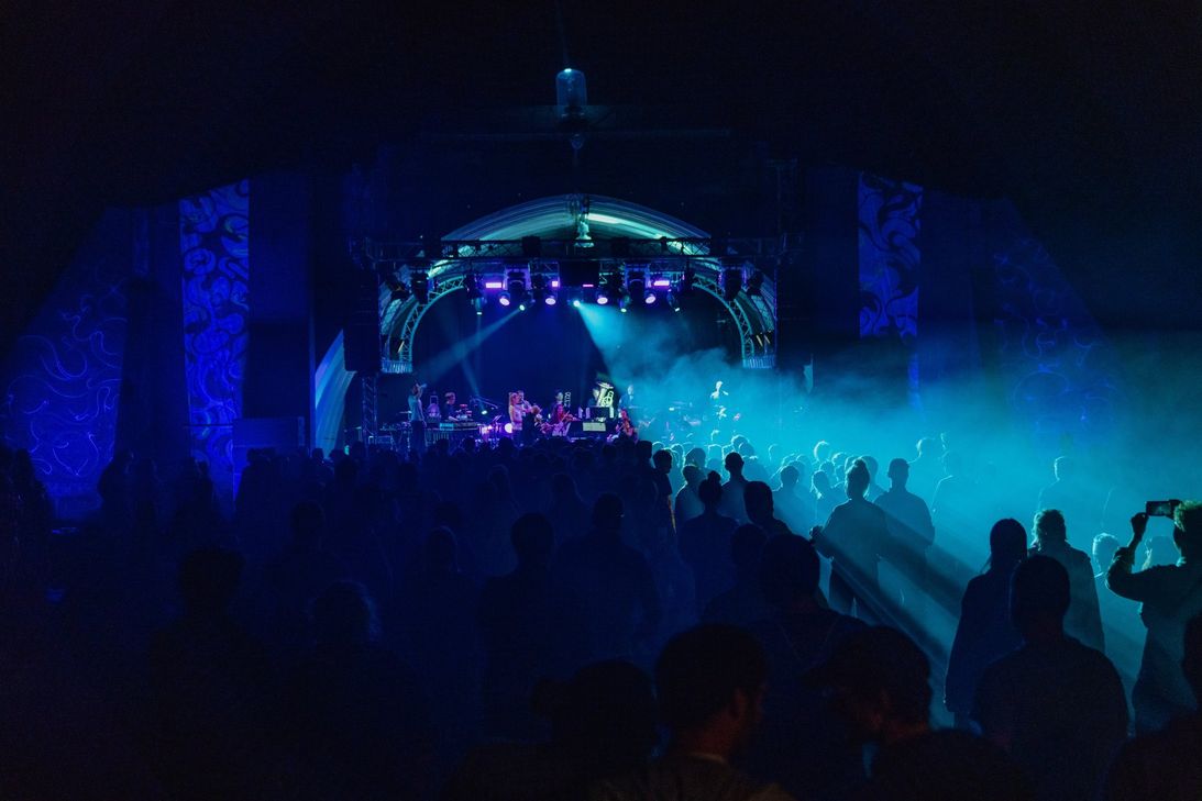 Das "Orchester im Treppenhaus" untersucht mit spielerischem Forschungstrieb die Grenzen des Live-Konzerts, öffnet dabei Türen zu neuen Hörerlebnissen, überraschenden Inhalten und intimen Momenten.