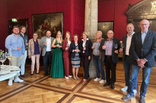 Senatsweinvorstellung im Kaminsaal des Bremer Rathauses u.a. mit Beschäftigten des Bremer Martinshofes, Sozialsenatorin Dr. Claudia Schilling, Ratskellermeister Frederik Janus, Erdens Ortsbürgermeister Wolfgang Faber, der Deutschen Weinkönigin Anna Zenz, Louisa I., Weinkönigin von Erden an der Mosel, Claudia Staffeldt aus dem Ratskeller (v.r.).