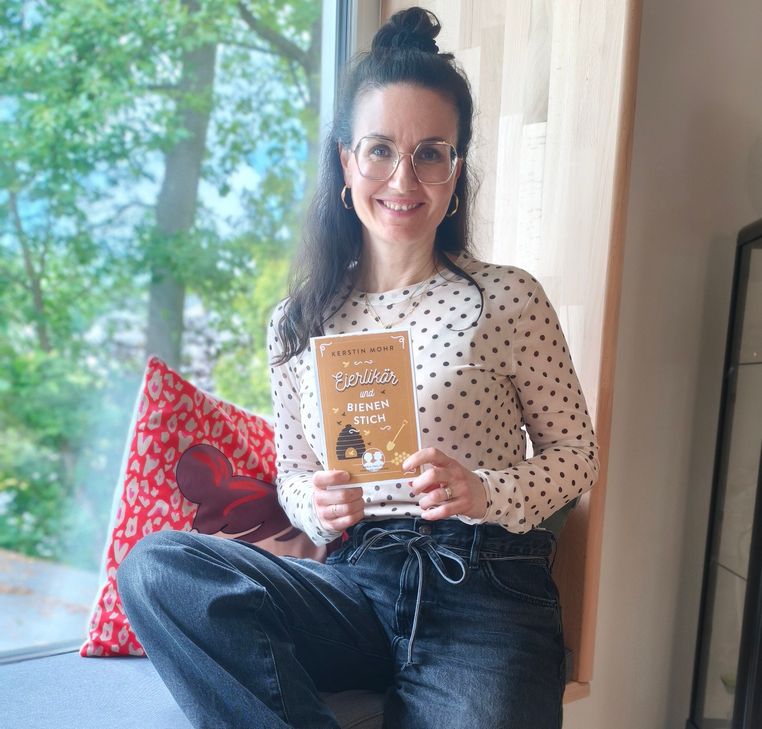 Im Frühjahr ist der vierte Band der Krimi-Reihe aus der Feder von Kerstin Mohr mit dem Titel »Eierlikör und Bienenstich« erschienen. Weitere Fälle für Loni und Anneliese sollen folgen.