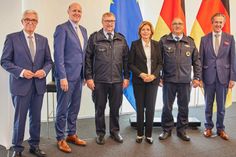 V.l.: Innenminister Roger Lewentz, Rudolf Rinnen, Willi Schlöder, Ministerpräsidentin Malu Dreyer, Jürgen Larisch und Joachim Streit.