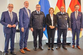 V.l.: Innenminister Roger Lewentz, Rudolf Rinnen, Willi Schlöder, Ministerpräsidentin Malu Dreyer, Jürgen Larisch und Joachim Streit.