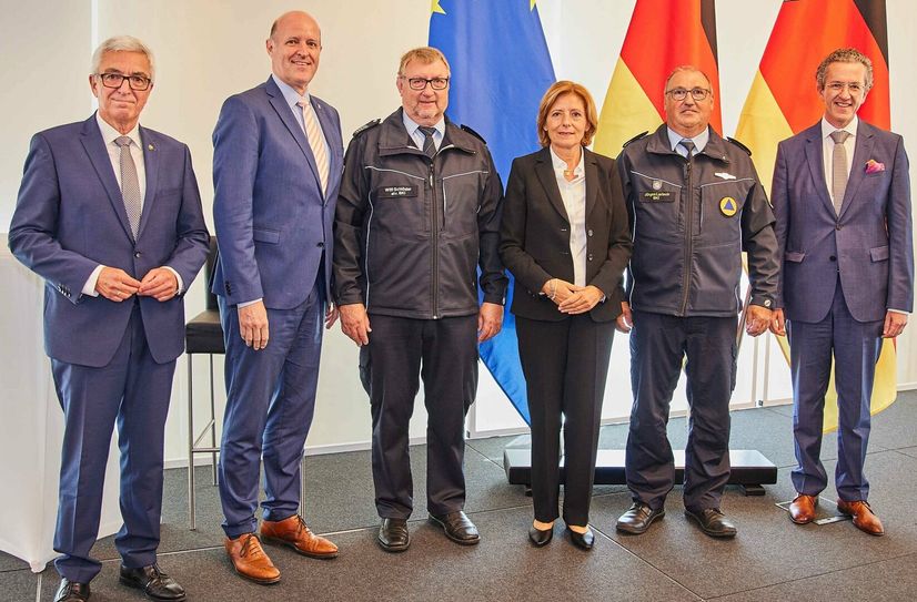 V.l.: Innenminister Roger Lewentz, Rudolf Rinnen, Willi Schlöder, Ministerpräsidentin Malu Dreyer, Jürgen Larisch und Joachim Streit.