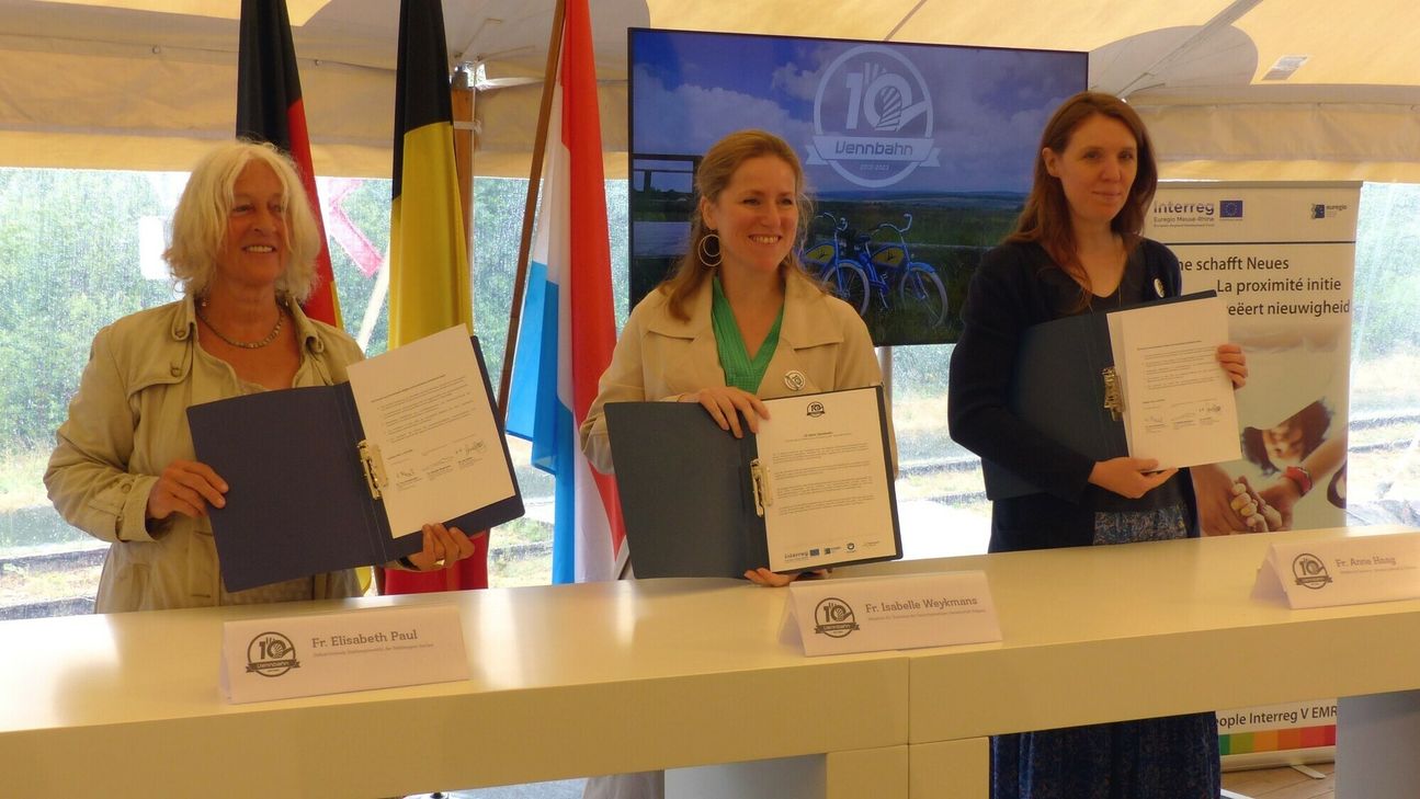 Stellvertretend für die beteiligten Regionen des Vennbahn-Radweges unterzeichneten Elisabeth Paul, Isabell Weykmanns und Anne Haag eine Absichtserklärung für die weitere Zusammenarbeit des mehrfach ausgezeichneten Radweges.
 Fotos: Hoffmann