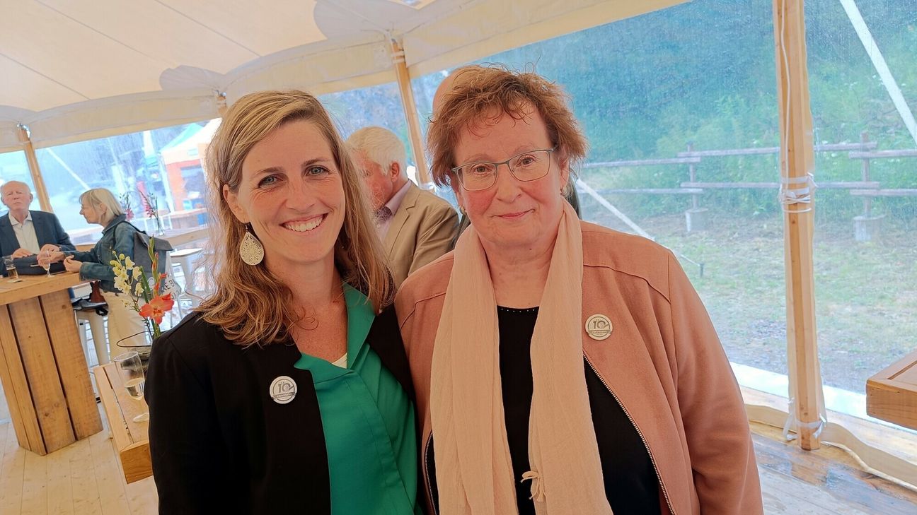 Auch Monschaus Bürgermeisterin Carmen Krämer und Barbara Frohnhoff (Bild unten) von der Monschau Touristik freuten sich über das 10-jährige Jubiläum der Vennbahn. Fotos: Hoffmann