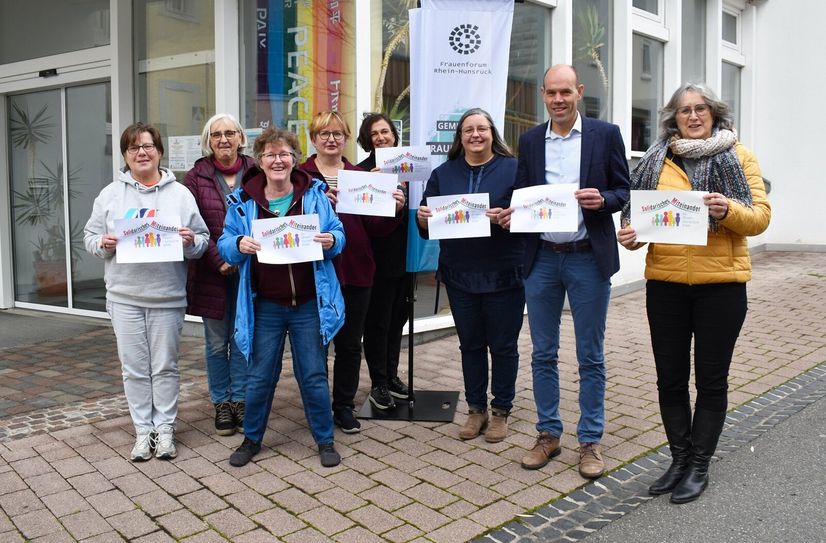 Ein Teil der Initiatorinnen der Mitmach-Kampagne (v.l.): Konni Faber (Familienbildungsstätte Simmern), Heidrun Kisters (Friedensinitiative Hunsrück), Astrid Rund (Frauennotruf), Okka Senst (Café International Büchenbeuren), Ilona Besha (Caritasverband), Lisa Lorsbach (Dekanat Simmern-Kastellaun), Susanne Reuter (Frauen im Kirchenkreis Simmern-Trarbach) mit Landrat und Schirmherr Volker Boch.