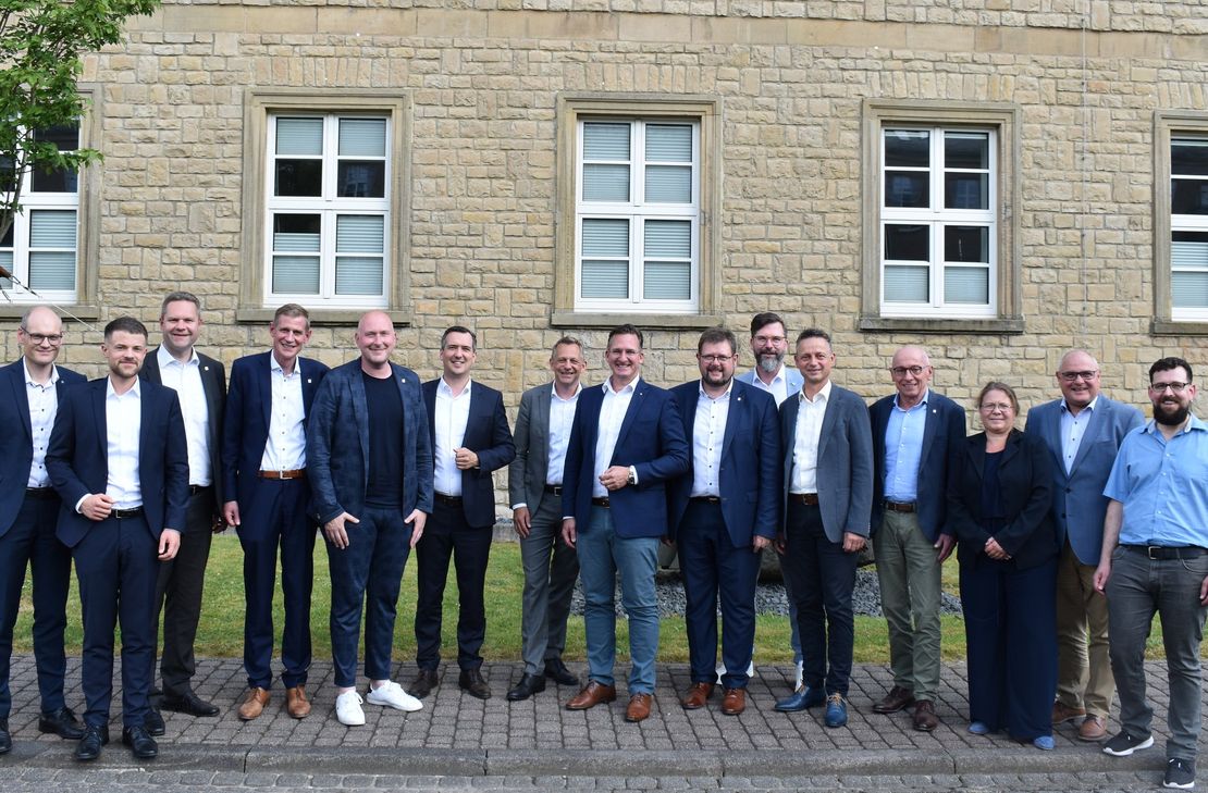 Die Vertreter des Zweckverbands Flugplatz Bitburg, der Quartiersmanufaktur GmbH &amp; Co. KG, der Kreissparkasse Bitburg-Prüm, der Volksbank Trier Eifel eG und der E.ON Energy Solutions GmbH