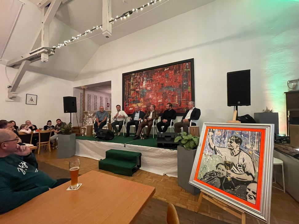 Interessante Einblicke in den Fußballsport gestern und heute lieferten (v. l.) Frank Hartmann, Gunther Metz, Stefan Pauly, Cedric Taxis, Jan Siewert und Milan Sasic.