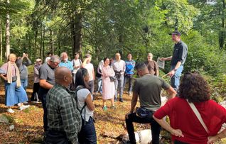 Exkursion der Teilnehmenden in den Nationalpark Hunsrück-Hochwald mit Dr. Martin Mörsdorf.