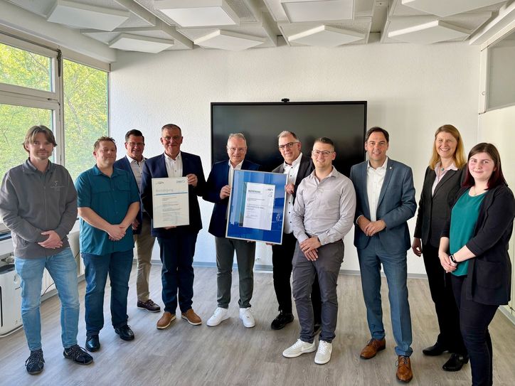 Bei der Übergabe der Zertifikate in den Bereichen Wasserversorgung und Abwasserbeseitigung dabei waren (v.l.) Nicolai Lange & Gerd Feilen (VG Werke Konz AöR, Bereich Abwasserbeseitigung), Heinz Flick (DVGW), Peter Mauer (DWA), Arndt Müller (DVGW), Ralf Zorn (Vorstand VG Werke Konz AöR), Oliver Möller (VG Werke AöR, Bereich Wasserversorgung), Guido Wacht (stellv. Vorsitzender des Verwaltungsrates der VG Werke Konz AöR), Eva Wortmann (aquabench GmbH) und Annika Lambertz (VG Werke Konz AöR)