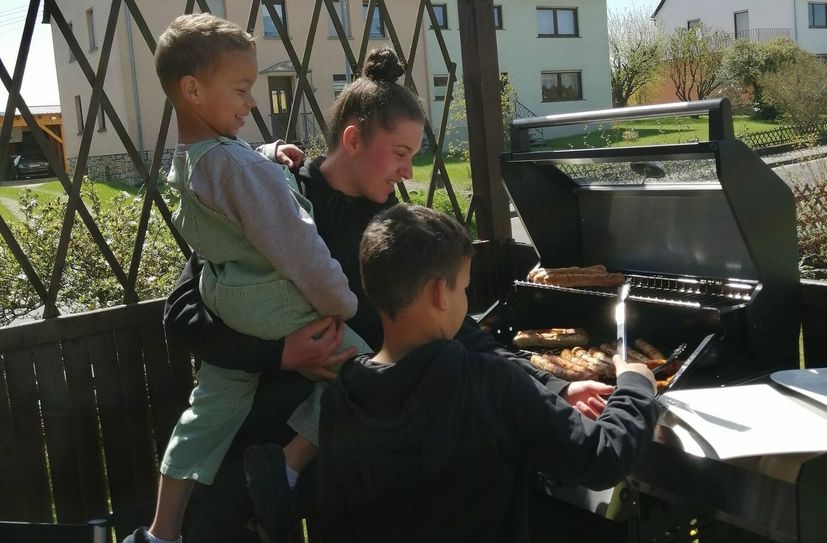 Beim Grillen auf der Terrasse.