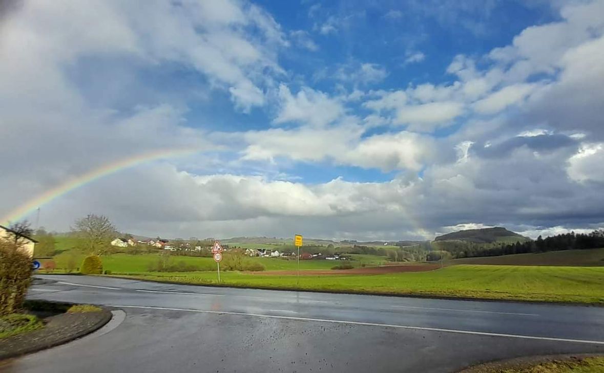 Regenbogen vor Ortseinfahrt Kalenborn- Scheuern