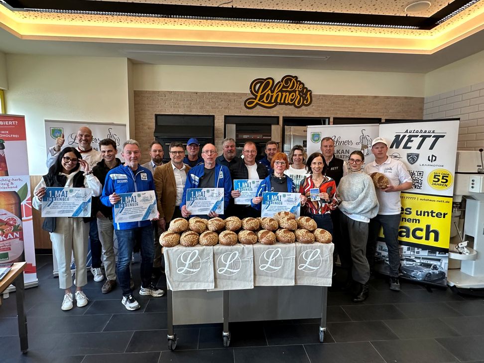 Vertreter der LG Laacher See, der „Lohners“, Gönner und Unterstützer der Laufgemeinschaft sowie Medienvertreter trafen sich in der Backschule der „Lohners“ in Polch zum Pressegespräch.