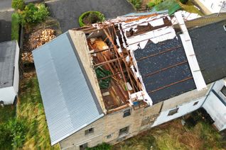Einer Scheune riss das Unwetter das Dach ab.