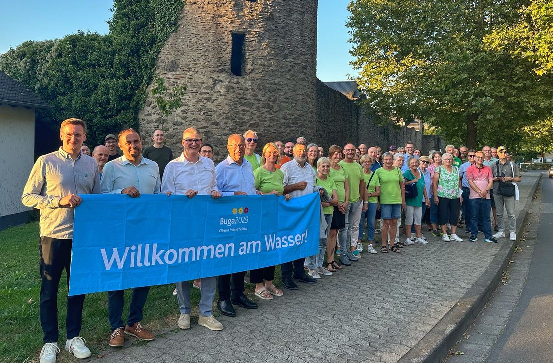Das Team Buga 2029, die "Schöpp un Hack-Freunde" und Stadtbürgermeister Jörg Schüller freuen sich mit interessierten Bürgerinnen und Bürgern auf das "Bunte Band Rhens".
